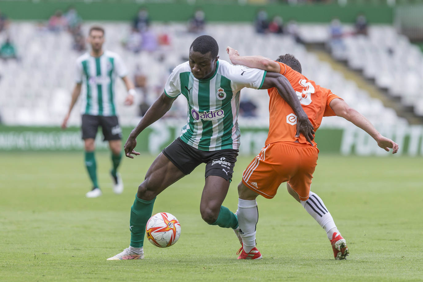 El Racing domina al Burgos pero empata a cero un amistoso en el que perdona incluso desde el penalti, donde falló Cedric