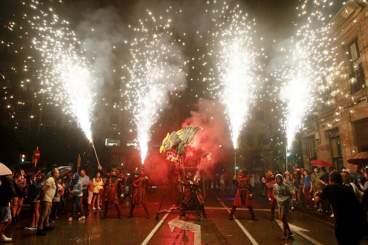 Espectáculo de pirotecnia y fuegos nocturnos durante las fiestas patronales de 2019 en Torrelavega. 