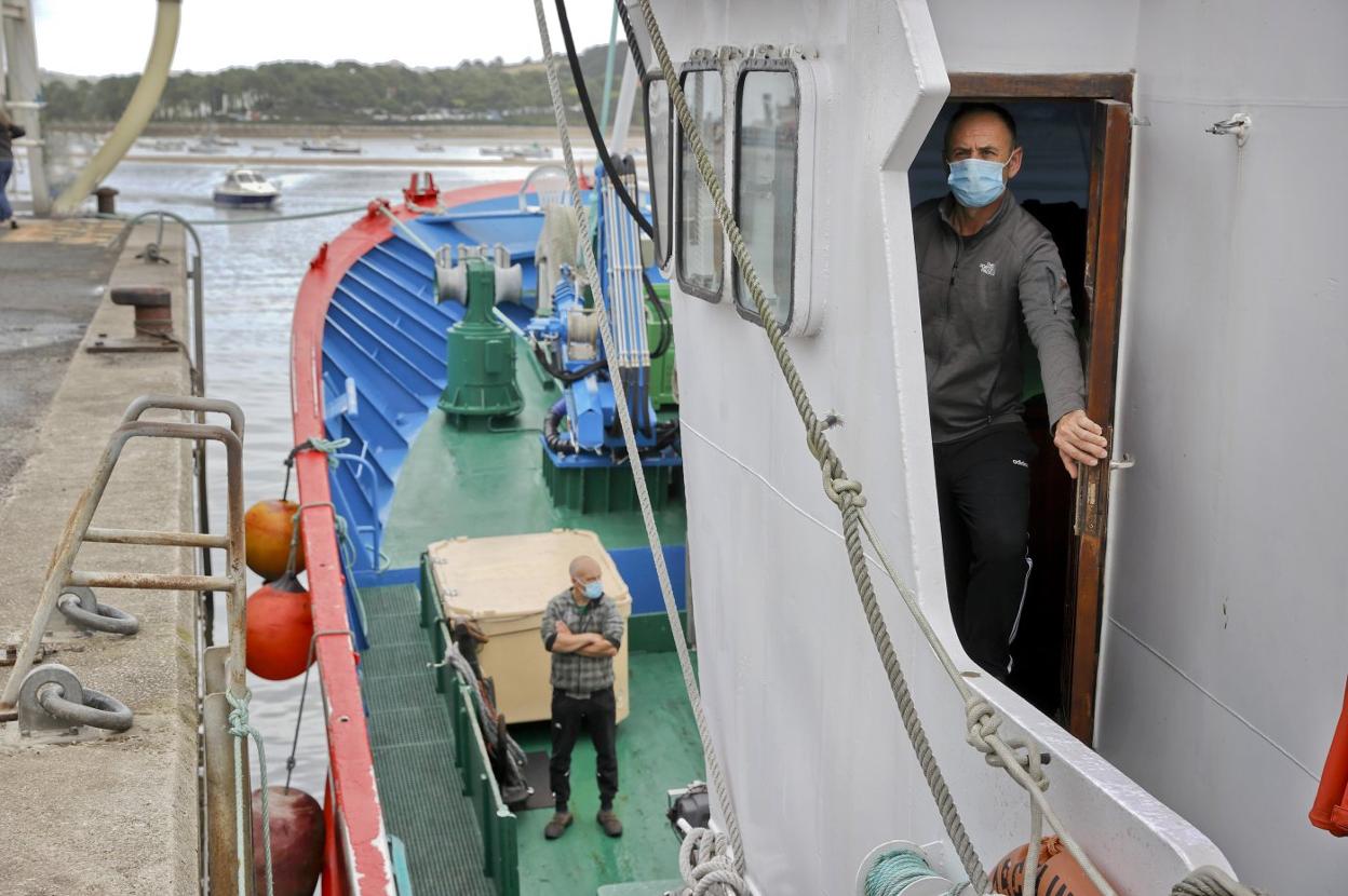 Andrés Lecue, en primer plano, ha decidido pasar la enfermedad y la cuarentena en el barco junto a su compañero, José María Díaz. javier Rosendo