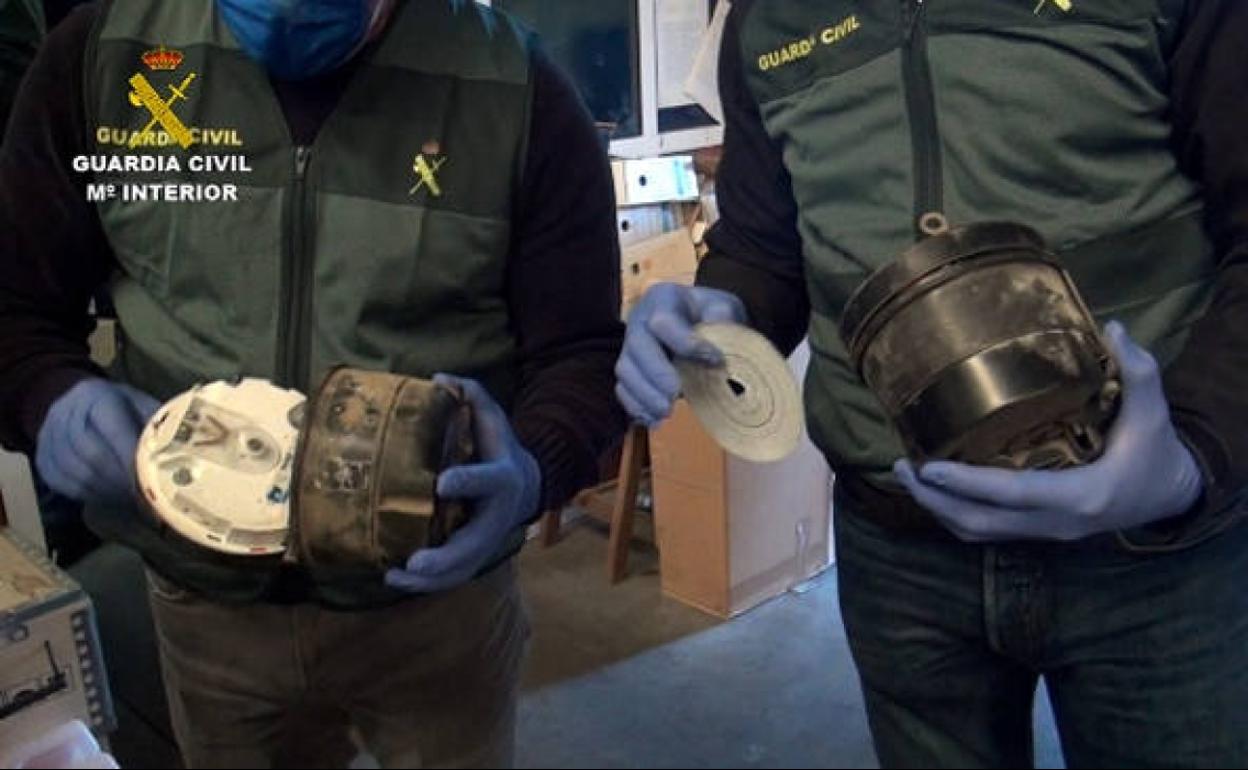 Agentes de la Guardia Civil muestran los tacógrafos manipulados.