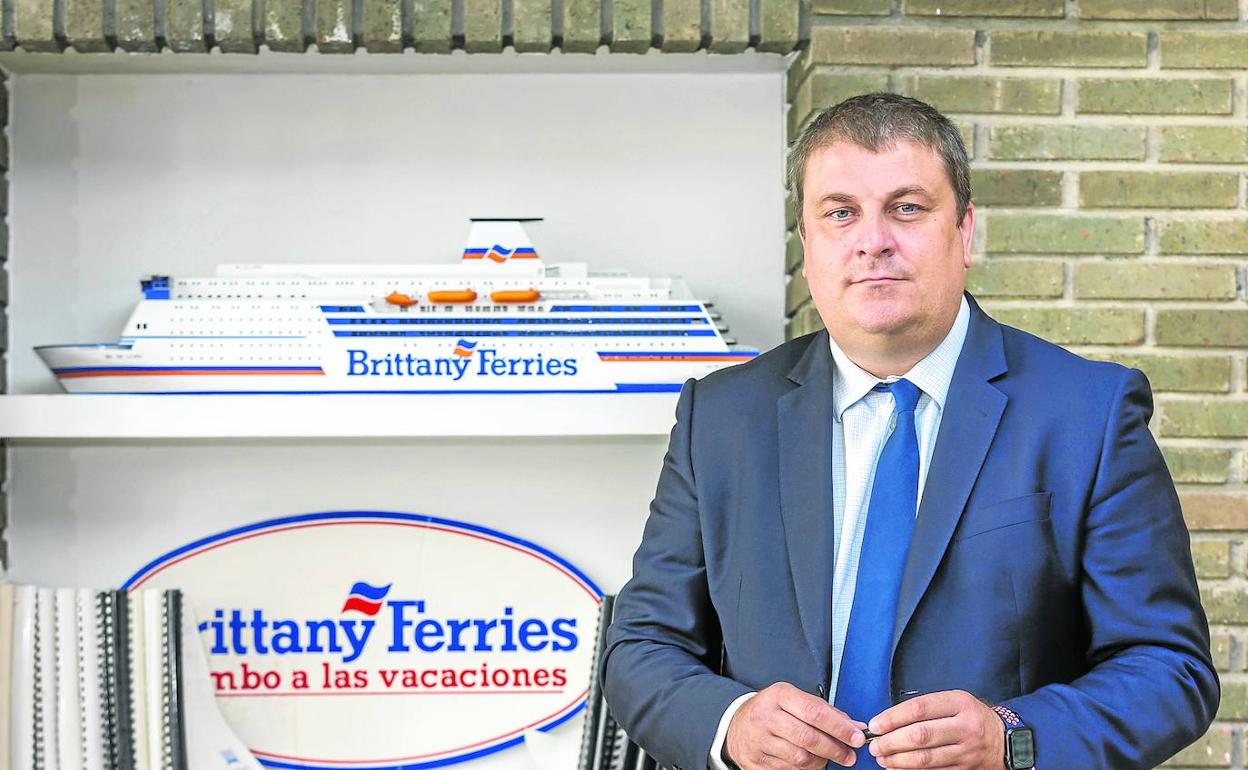 El presidente de Brittany Ferries España, Roberto Castilla, posa junto a la maqueta de uno de los buques en la Estación Marítima 