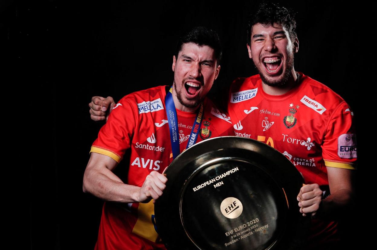 Álex y Dani Dujshebaev, en 2020 como campeones de Europa.