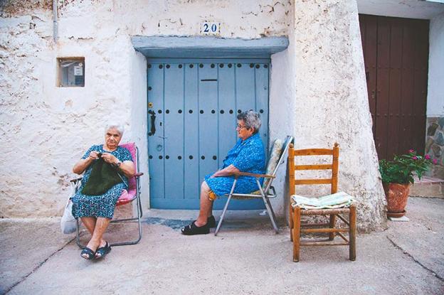 Vecinas en un pueblo tomando la fresca.