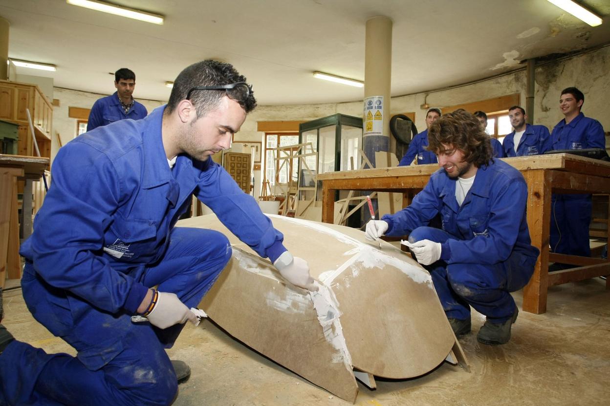 El empleo de los más jóvenes crece en Cantabria, pero la tasa sigue siendo baja. 