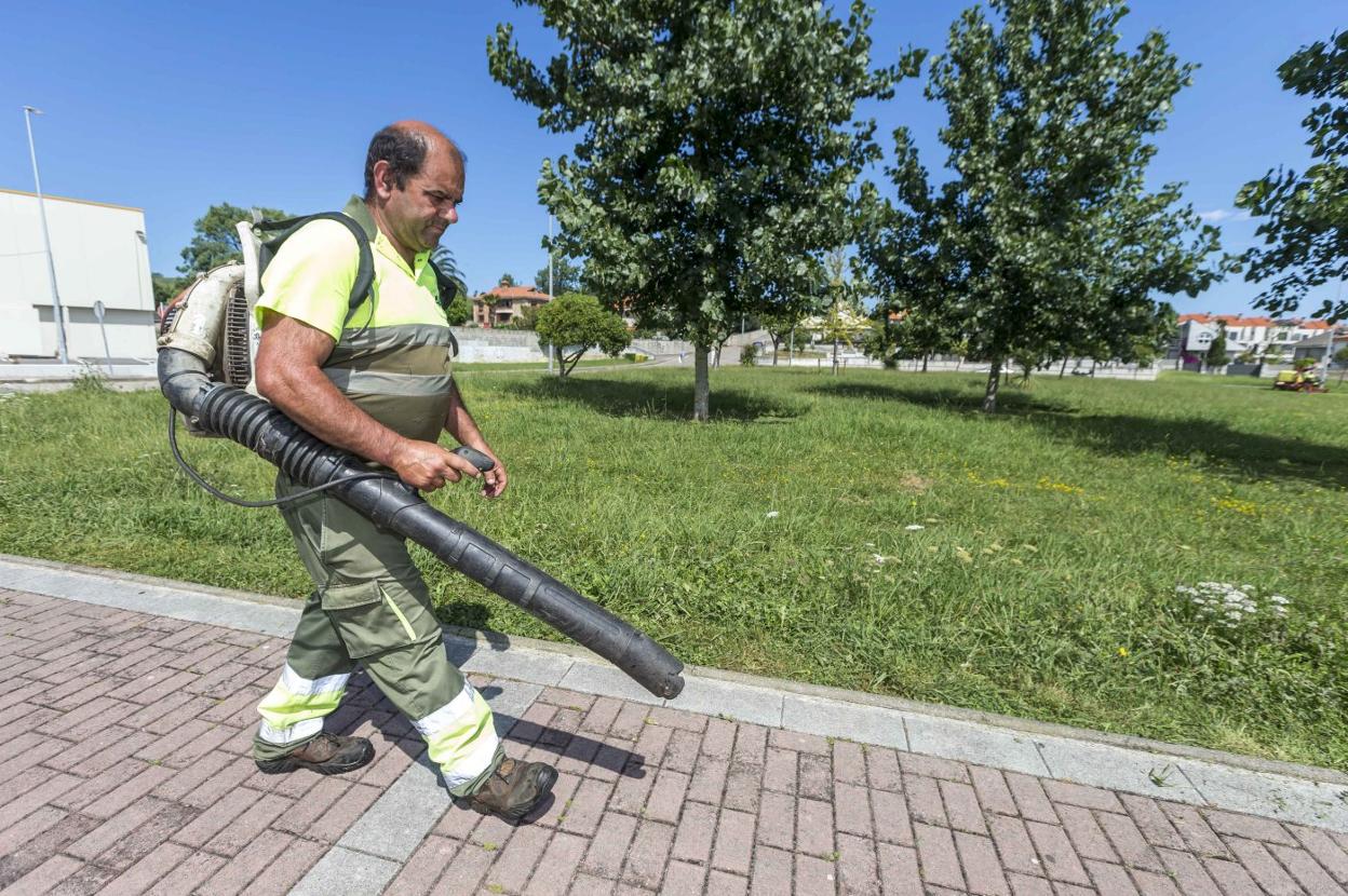 Un empleado trabaja en las labores de mantenimiento de las zonas verdes del Alisal. roberto ruiz