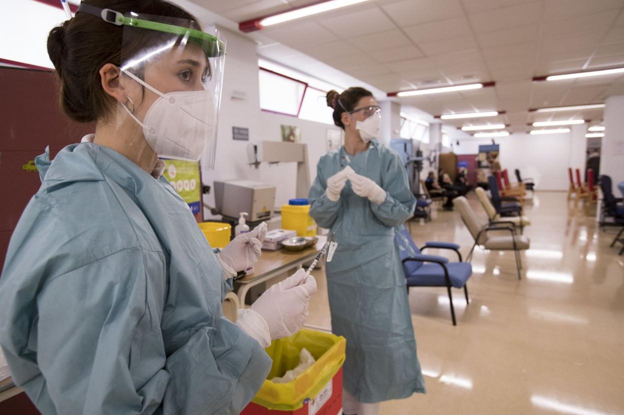 Los profesionales sanitarios fueron los primeros en recibir la vacuna en la campaña de inmunización.