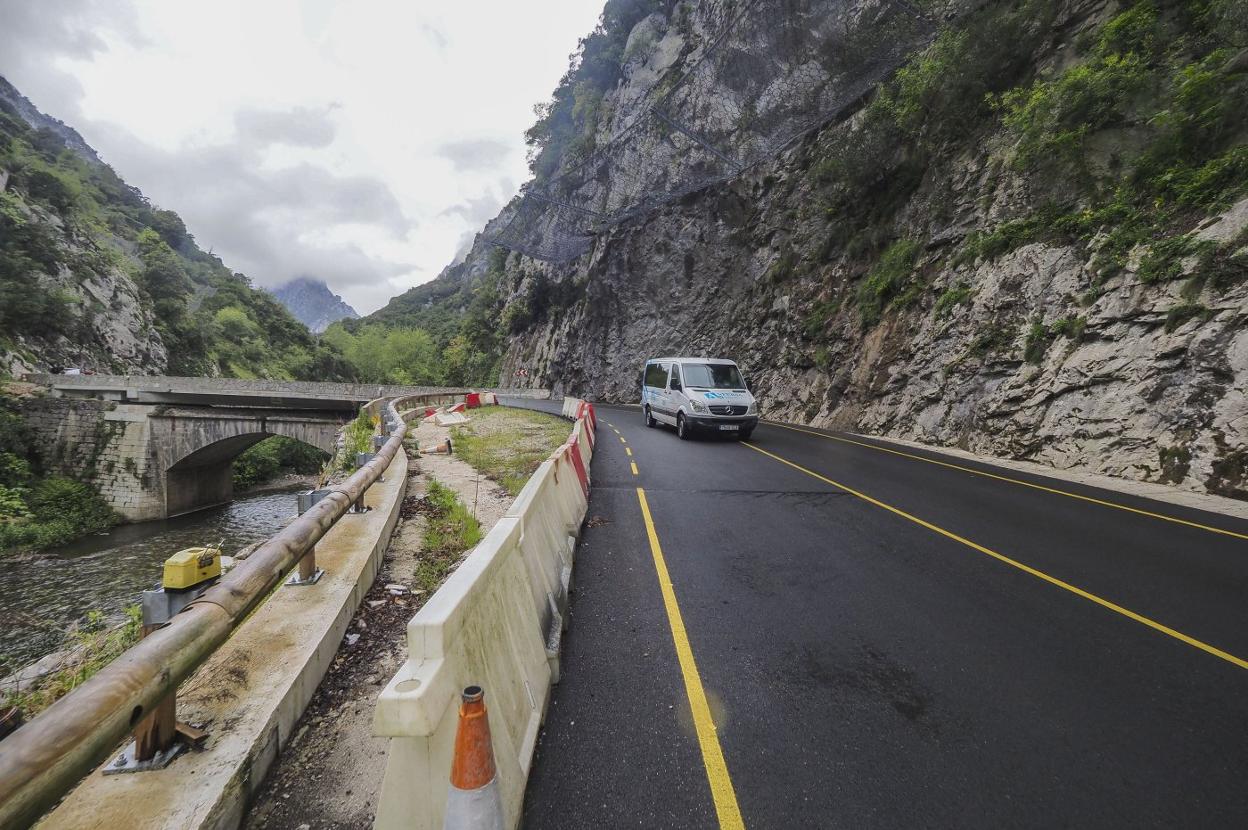 Un coche por una de las curvas del Desfiladero. La imagen es de abril, cuando se anunció la licitación de la obra por 96 millones. sane