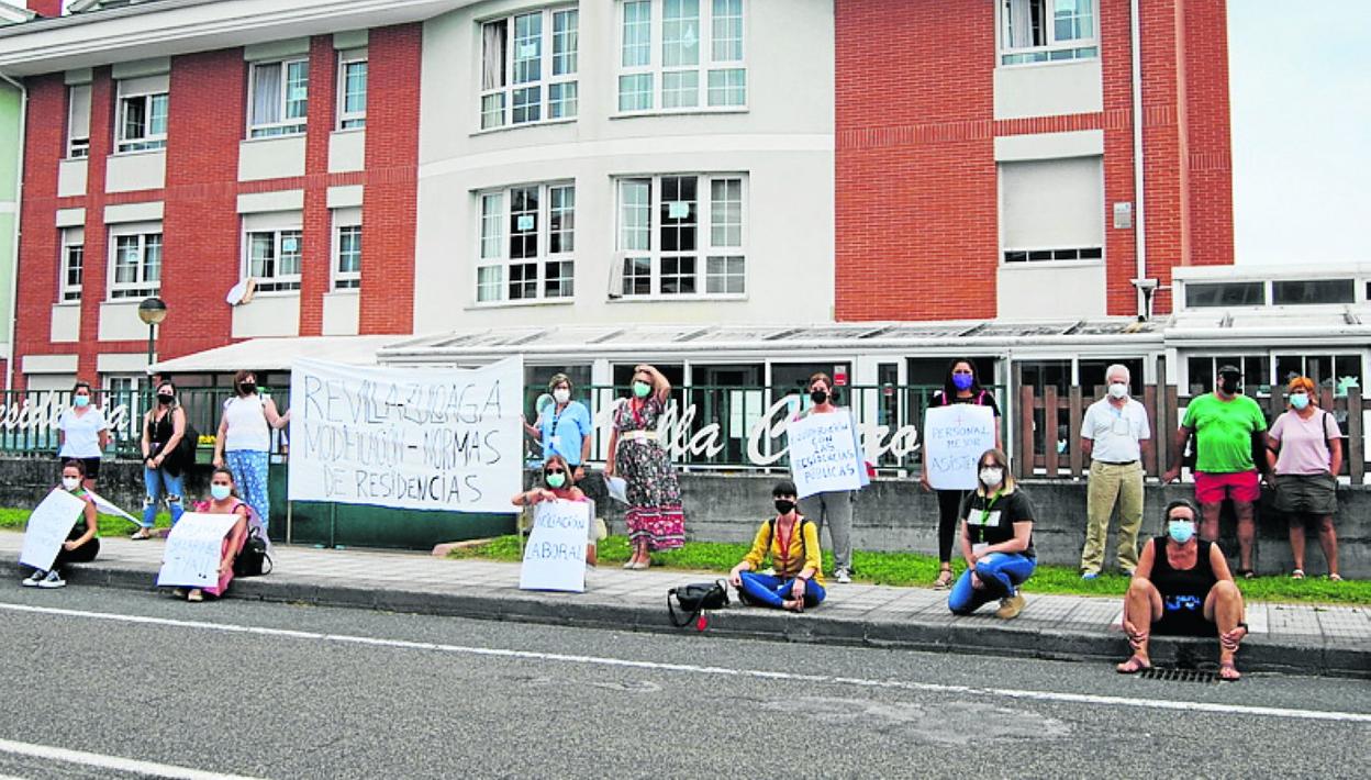 Las cuidadoras exhibieron pancartas con sus reivindicaciones. 