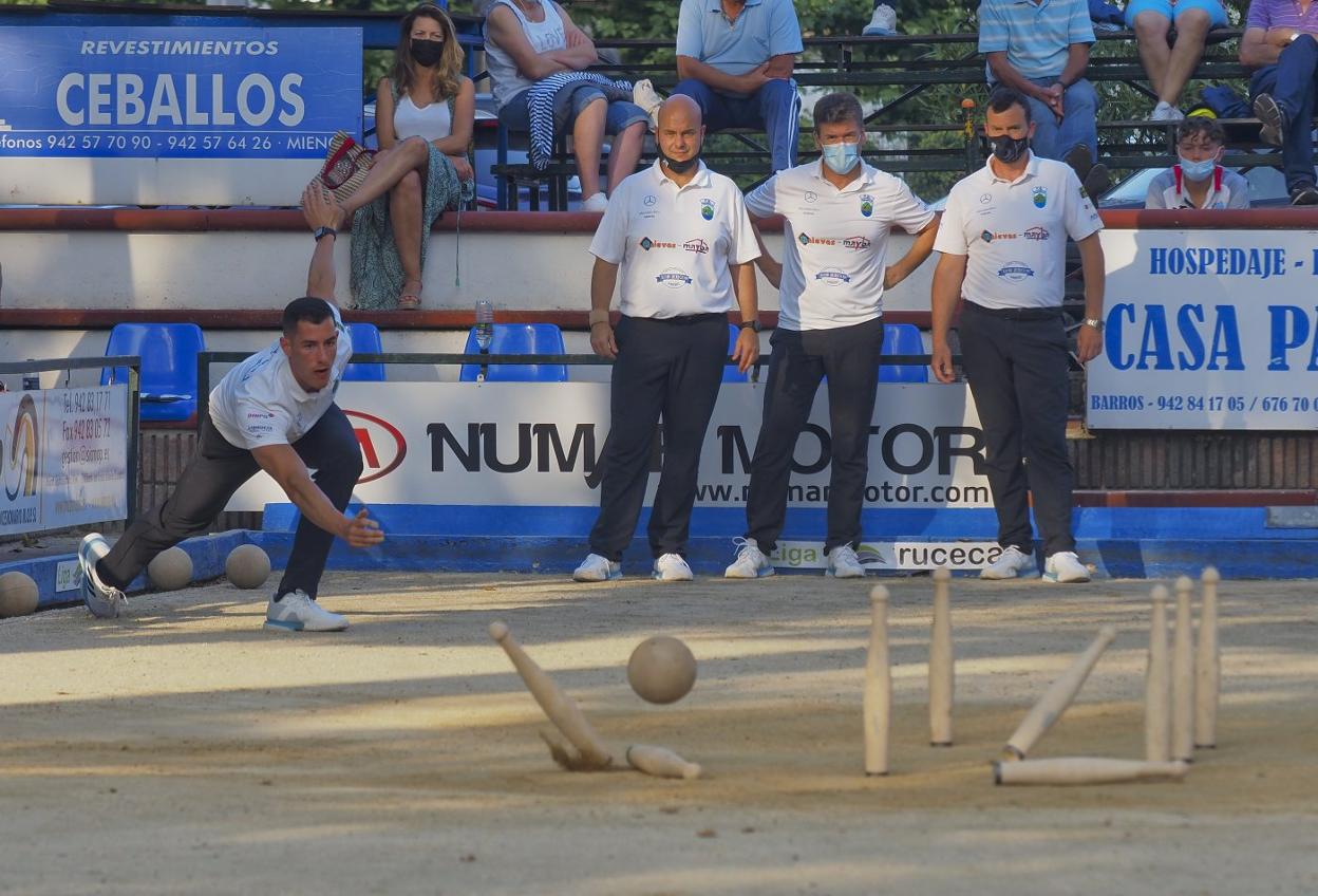 Víctor González, al birle con Jesús Salmón, Rubén Haya y Sebi Iturbe contemplando la jugada. 