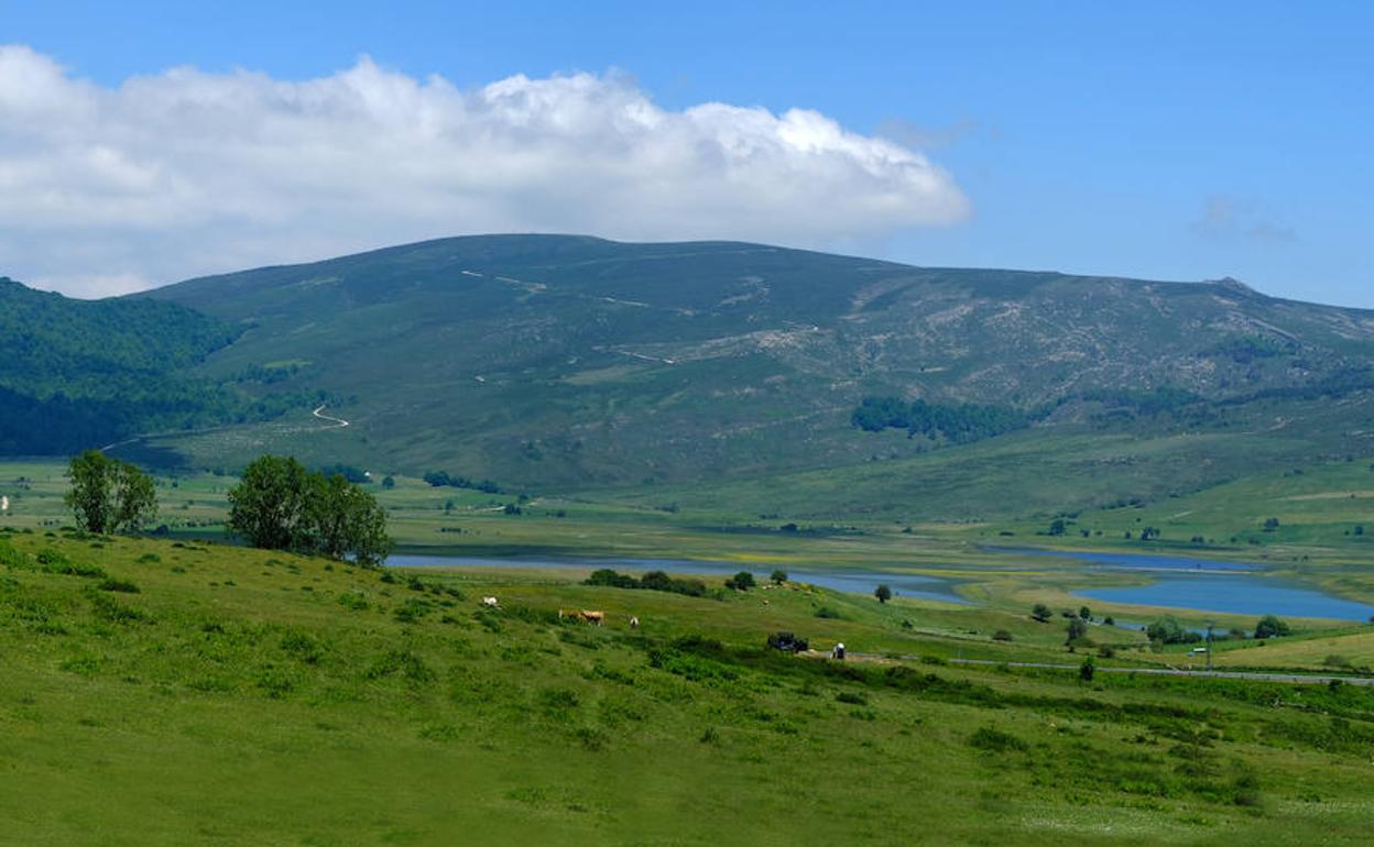 Vista de la zona de la Sierra del Escudo desde Campoo de Yuso y de la laguna de Lanchares.