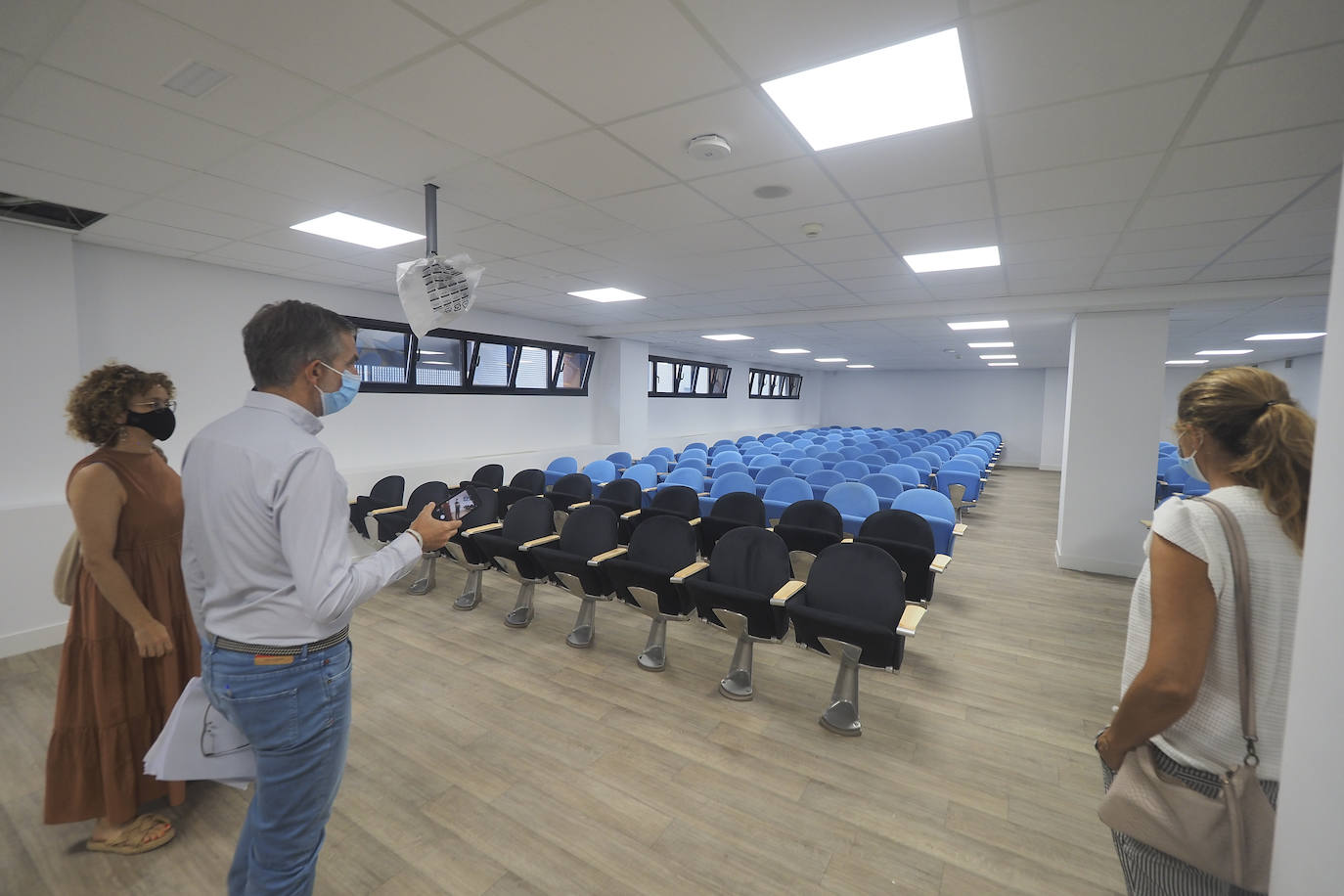 Imagen principal - Interior y exterior del edificio de la Policía Local de Santander