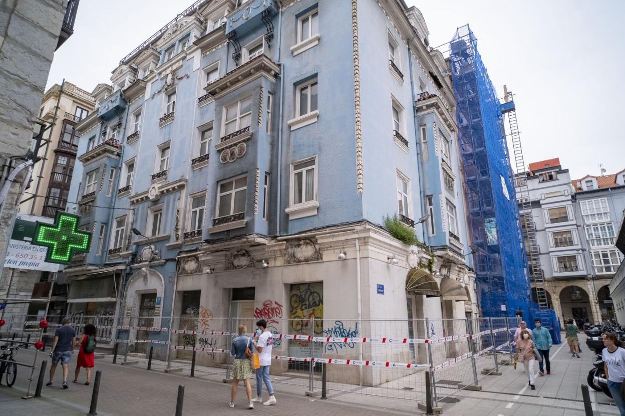 El hotel Central, en la calle Ataúlfo Argenta, precintado por el desprendimiento de una parte de una cornisa. 