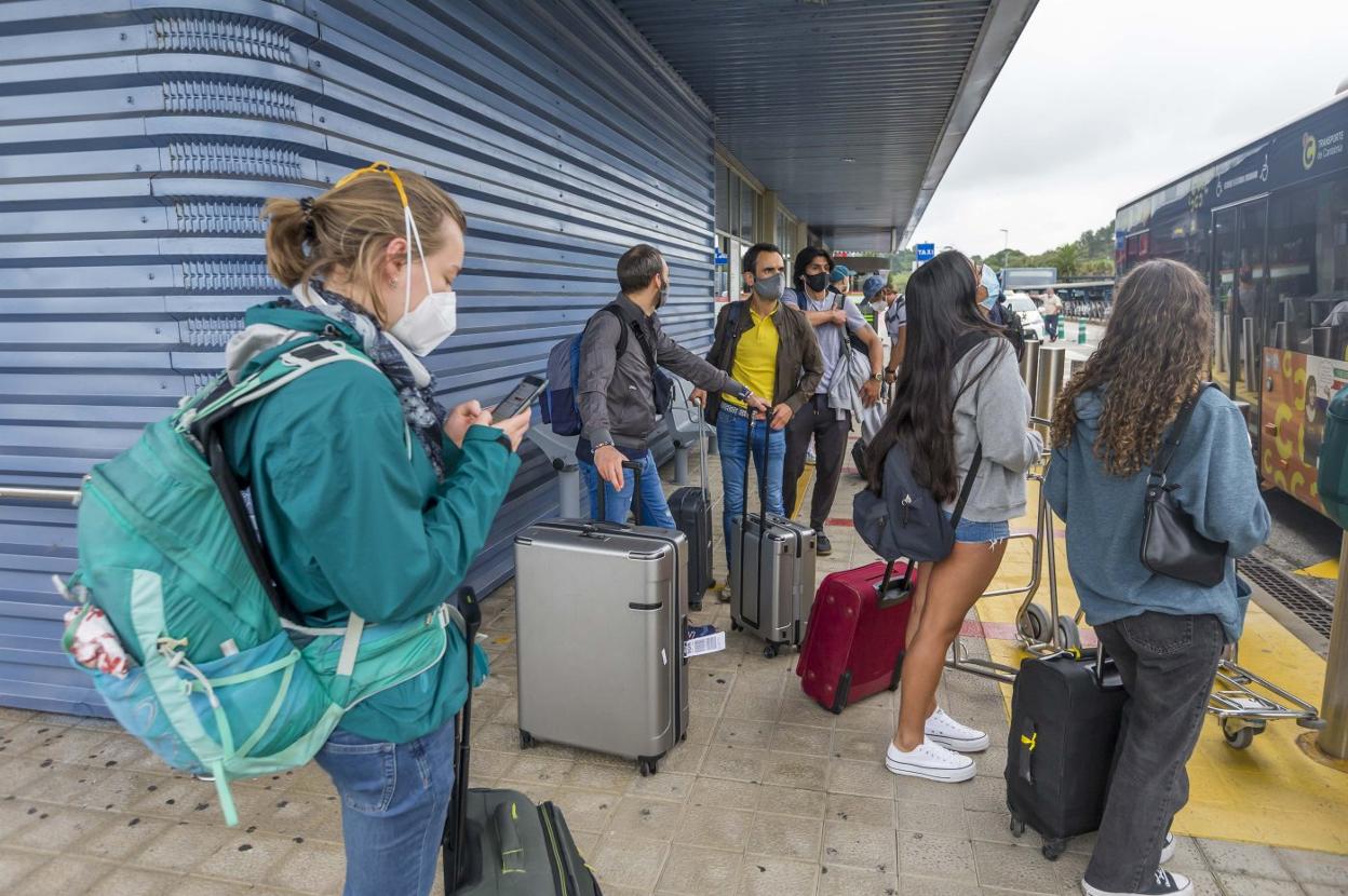 Llegada de pasajeros, ayer, jueves, al aeropuerto Seve Ballesteros. roberto ruiz