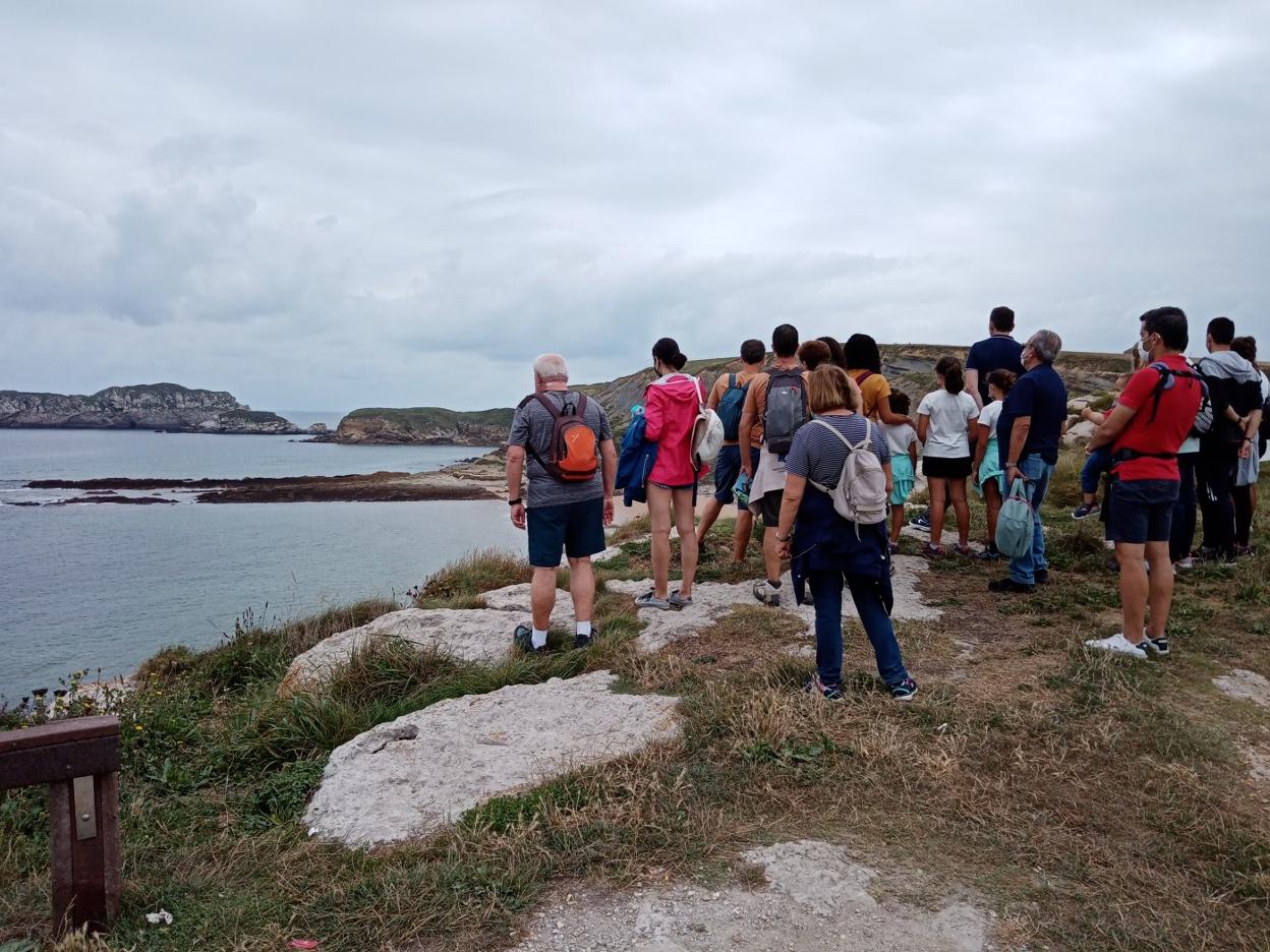 Una de las excursiones realizadas este verano por la costa de Miengo. dm/ sara torre