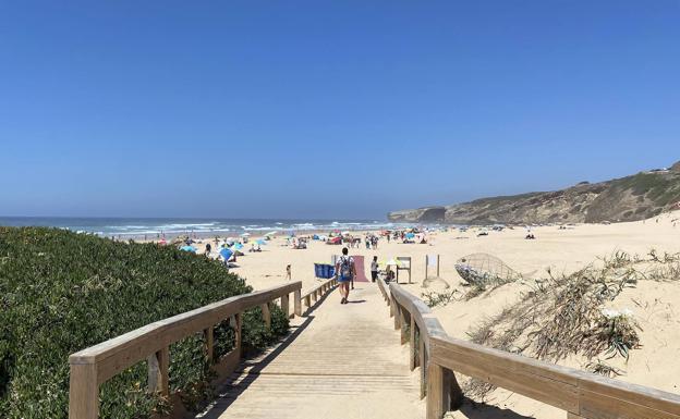 Playa de Monte Clérigo. el faro del Cabo de San Vicente.