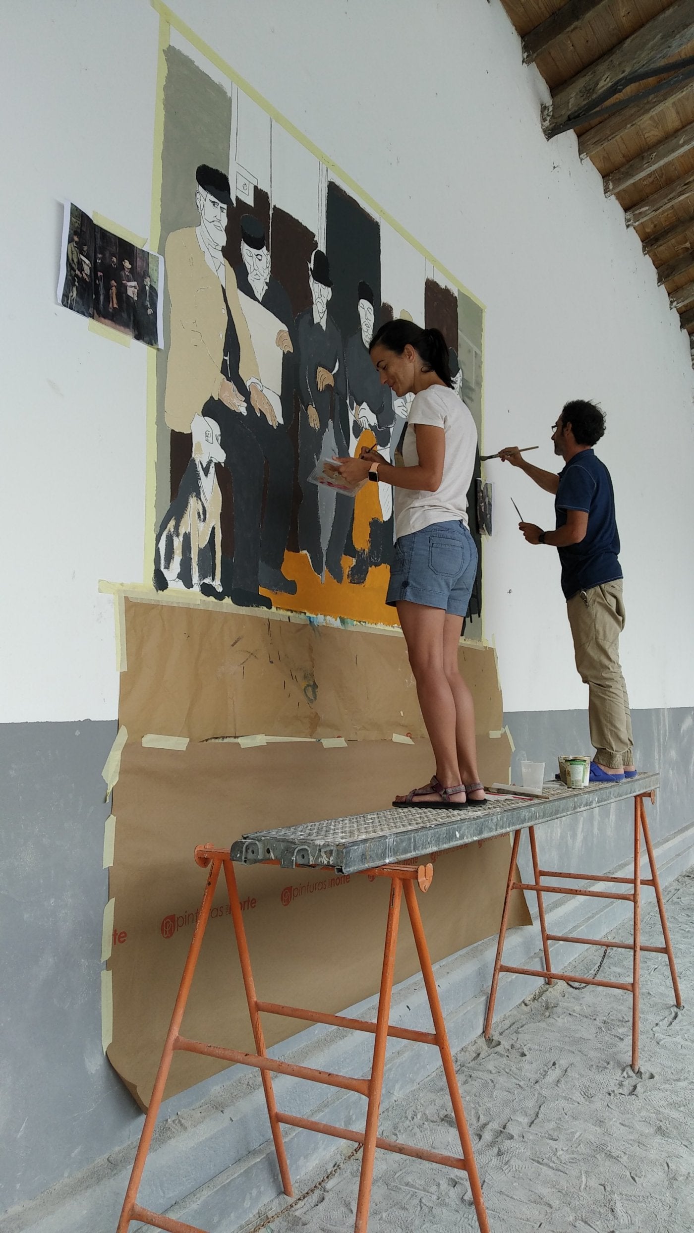 Los vecinos participan activamente en la elaboración de los murales. 