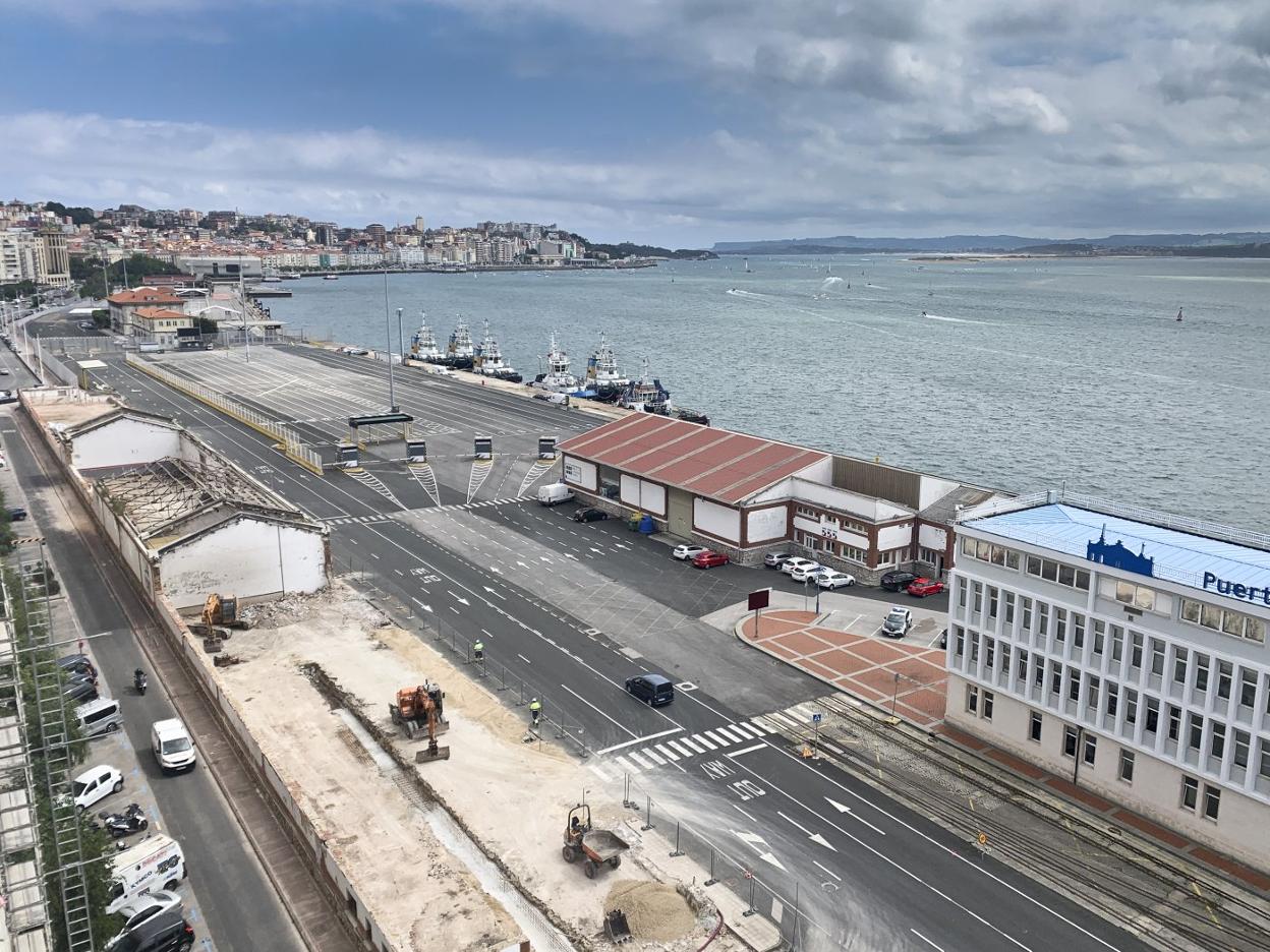 Panorámica de la zona tras el derribo de dos de los tres tinglados portuarios, ubicados en la calle Antonio López.