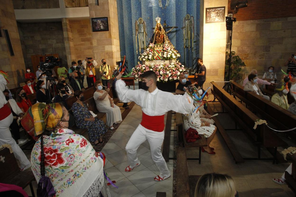 Los picayos de Tanos cantan y bailan ante la Virgen Grande. luis palomeque