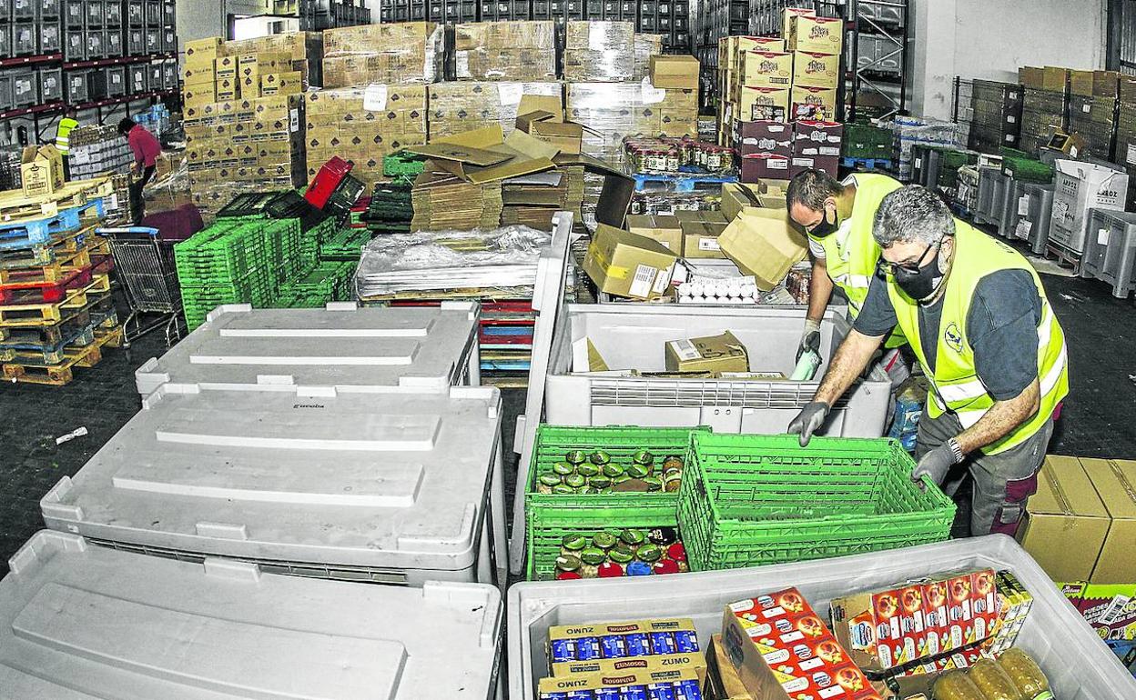 El Banco de Alimentos de Torrelavega, en una imagen de archivo, con conservas y productos para repartir entre las familias de Cantabria.