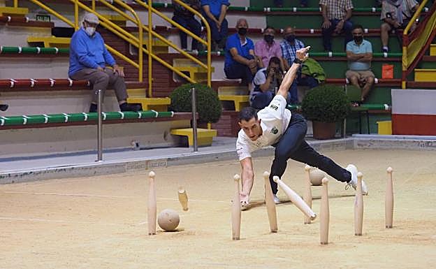 Imagen principal - Víctor también conquista Torrelavega