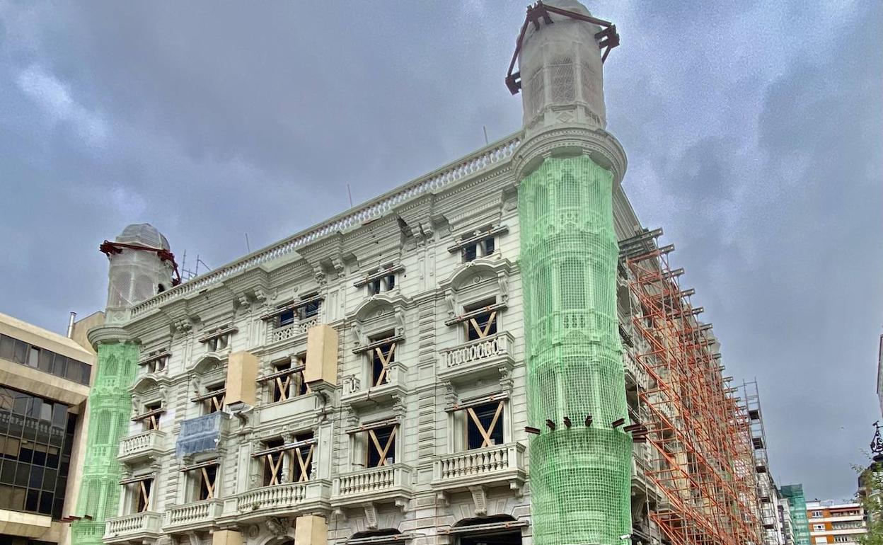 Cuenta atrás para la retirada de los torreones del edificio bancario de Hernán Cortés para su restauración