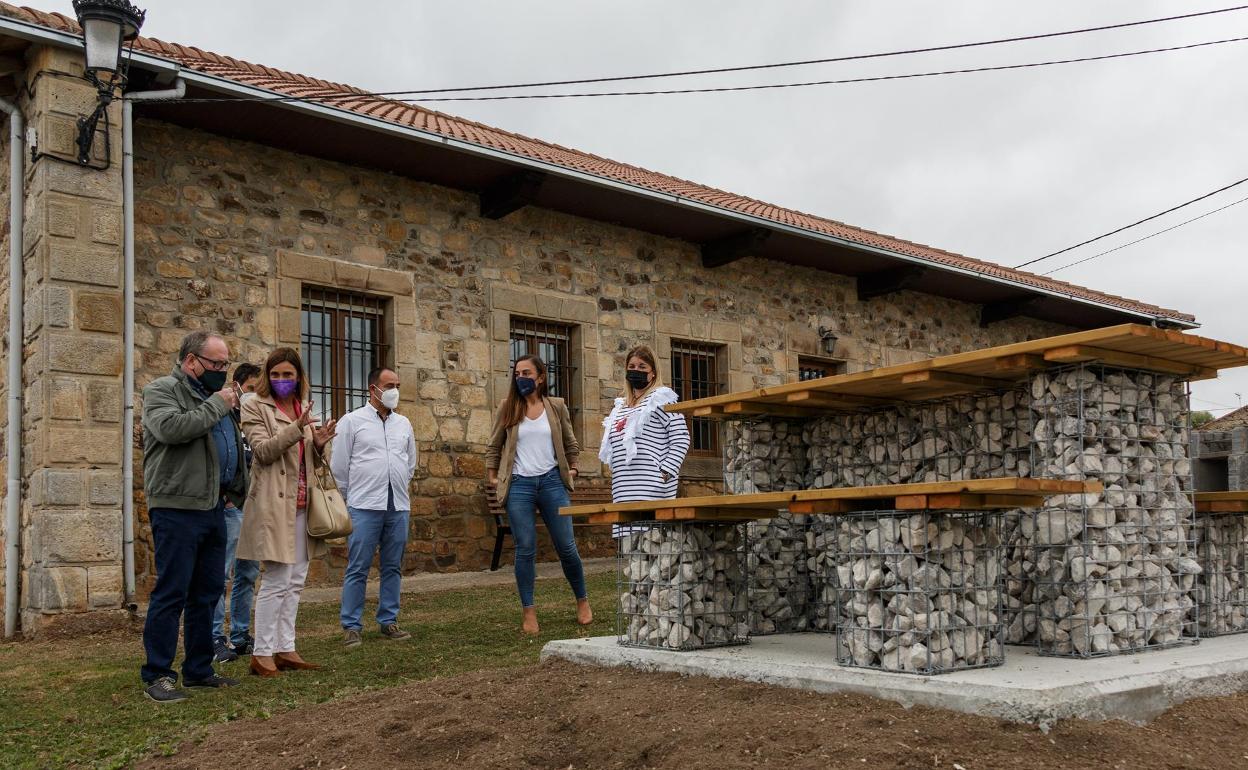 Visita a las obras realizadas junto a las antiguas escuelas de Villasuso. 