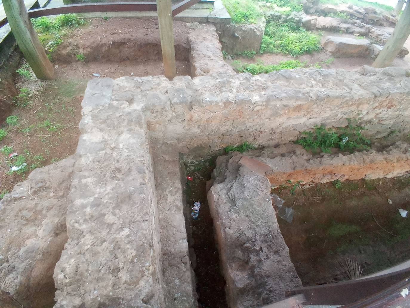 Fotos: Estado en el que se encuentran las ruinas romanas del cementerio del Alto Maliaño