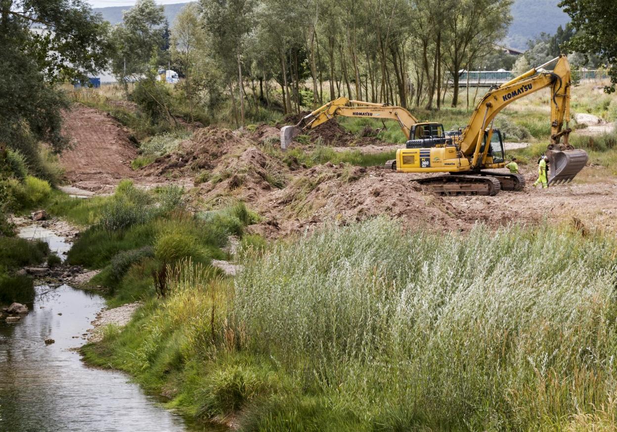 Las palas excavadoras entraron ayer al cauce del Híjar en el entorno del puente nuevo de Reinosa, el más próximo a la confluencia con el Ebro y el más estrecho. 