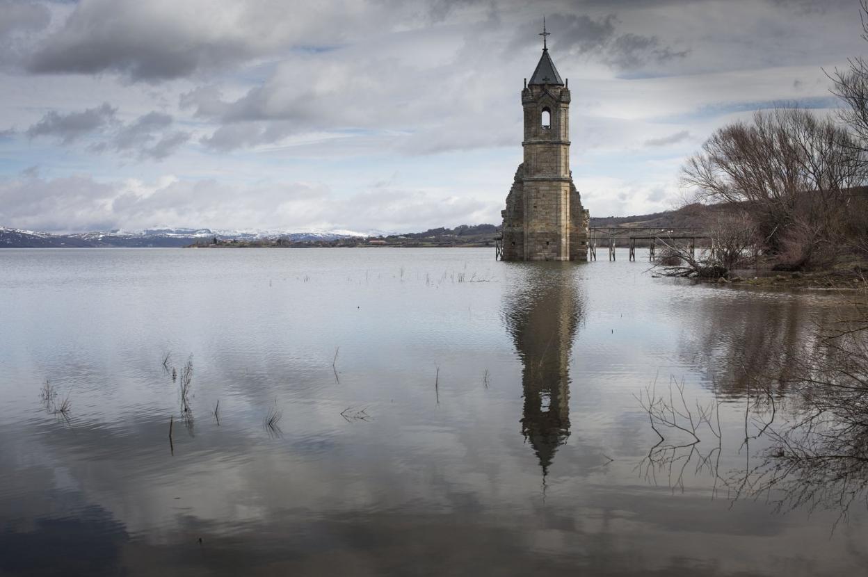 La torre de la Iglesia de Villanueva de las Rozas, una de las imágenes más características en el pantano del Ebro. 