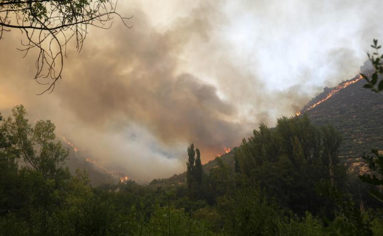 Vista general del incendio en el término abulense de Navalacruz 