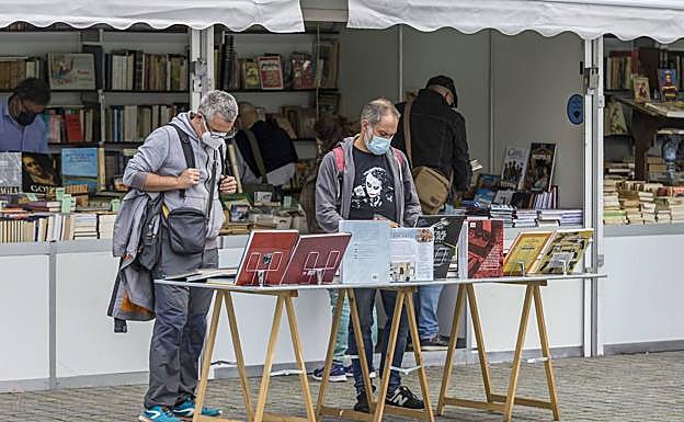 Lectores de todas las edades rebuscan en las casetas y expositores.