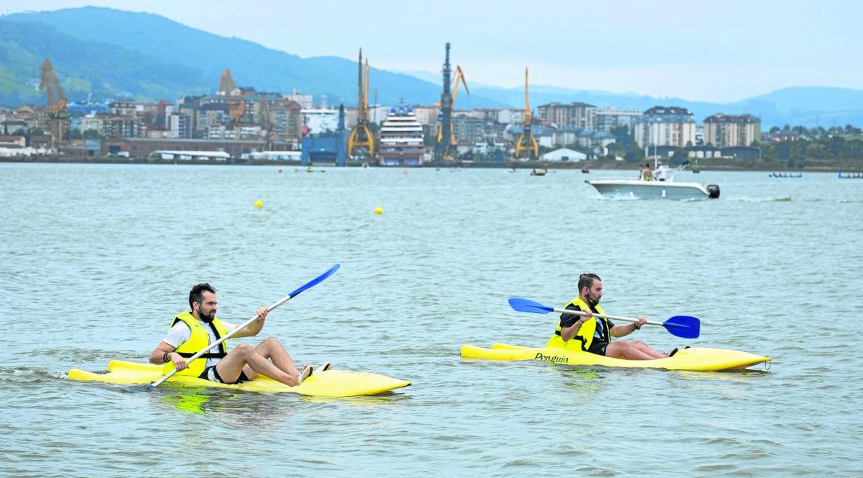 Dos piragüistas en pleno ejercicio por la bahía. 