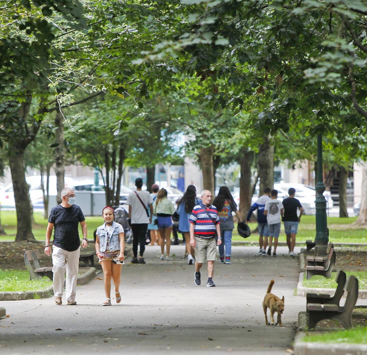 Usuarios del céntrico parque disfrutan del paseo y el descanso. luis palomeque