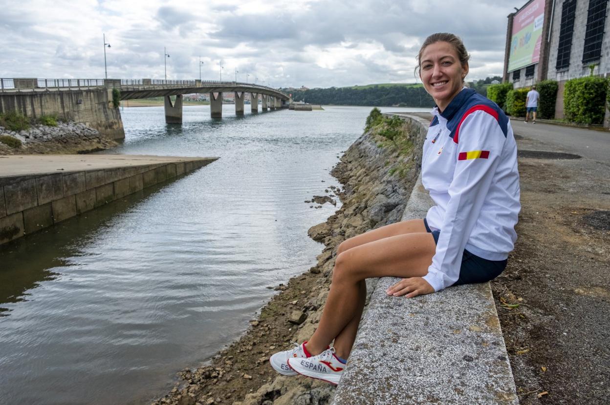 Virginia Díaz, junto a las instalaciones de la Sociedad Deportiva de Remo Pedreña. daniel pedriza