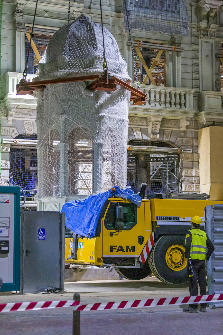 Fotos: Así son los trabajos de retirada de los torreones: de noche y con sumo cuidado