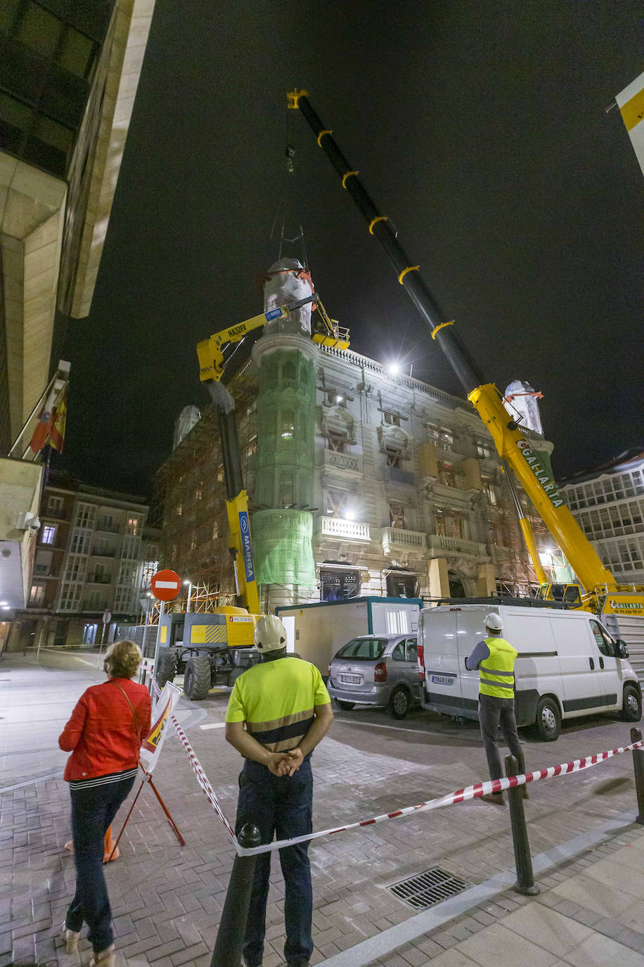 Fotos: Así son los trabajos de retirada de los torreones: de noche y con sumo cuidado