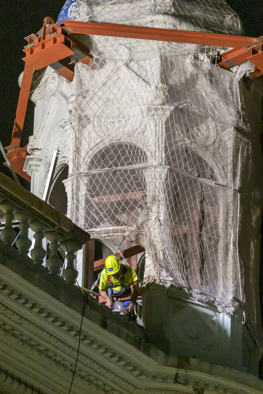 Fotos: Así son los trabajos de retirada de los torreones: de noche y con sumo cuidado