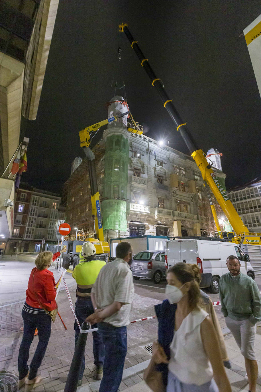 Fotos: Así son los trabajos de retirada de los torreones: de noche y con sumo cuidado