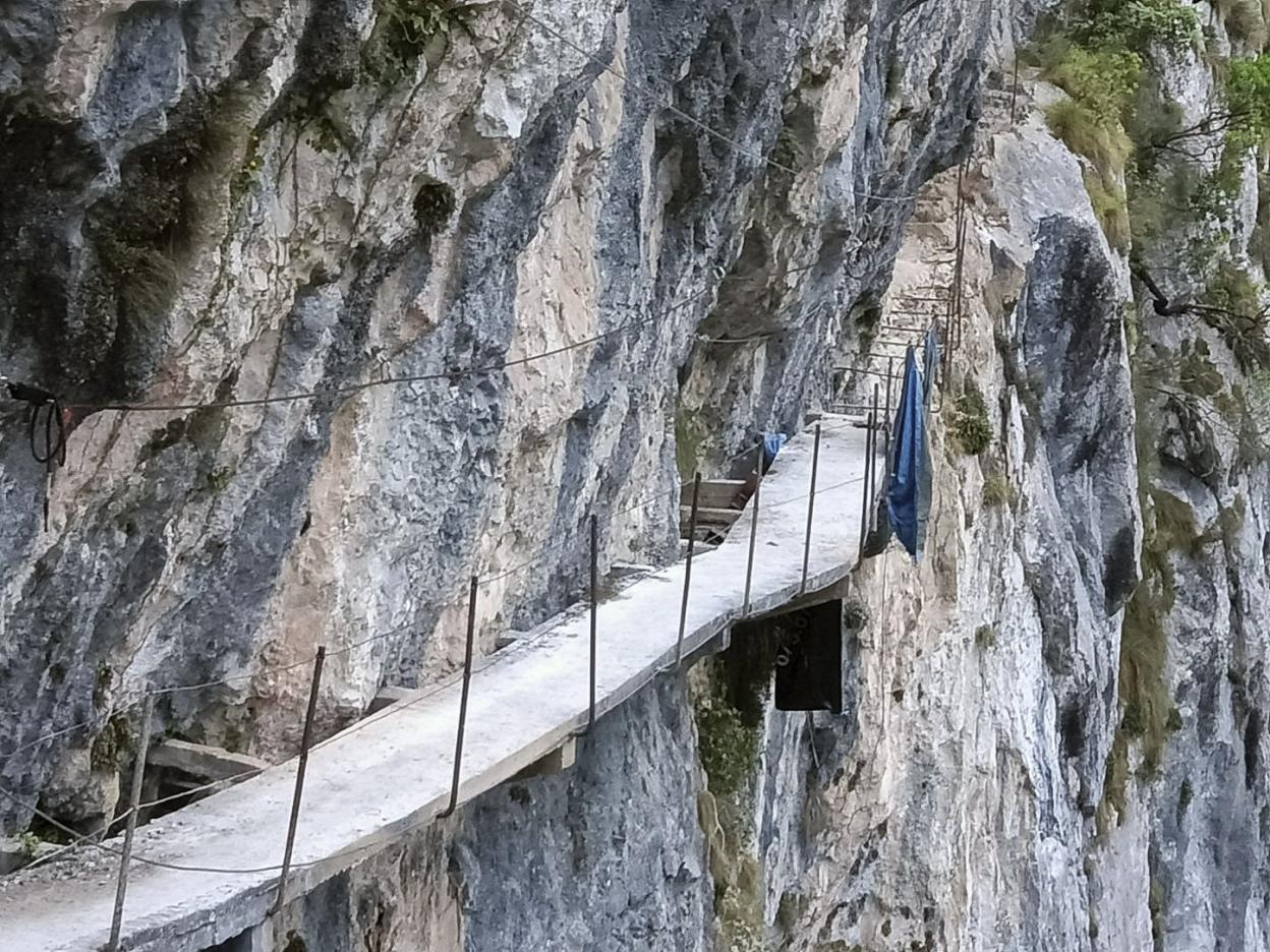 Imagen de las obras en uno de los tramos que se están desmantelando en Bejes. dm