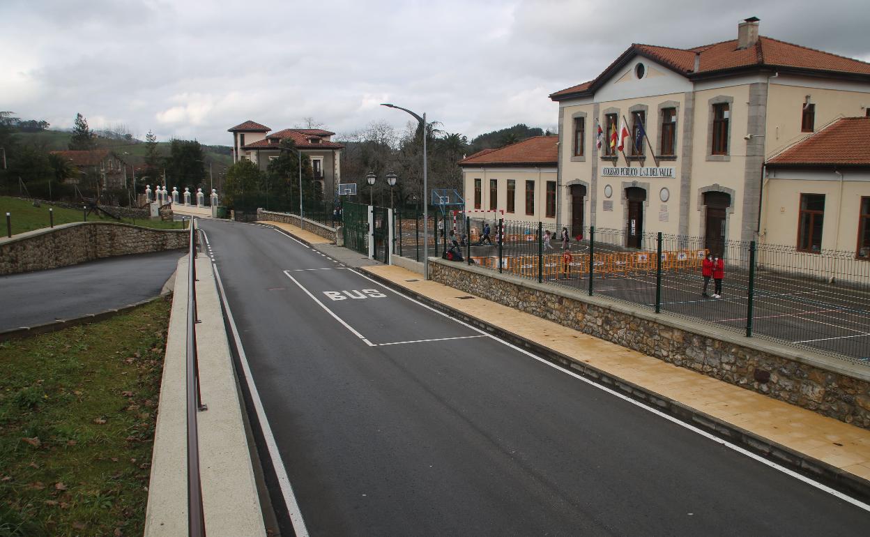 Acceso al colegio, que también ha sido objeto de varias mejoras en los últimos años 