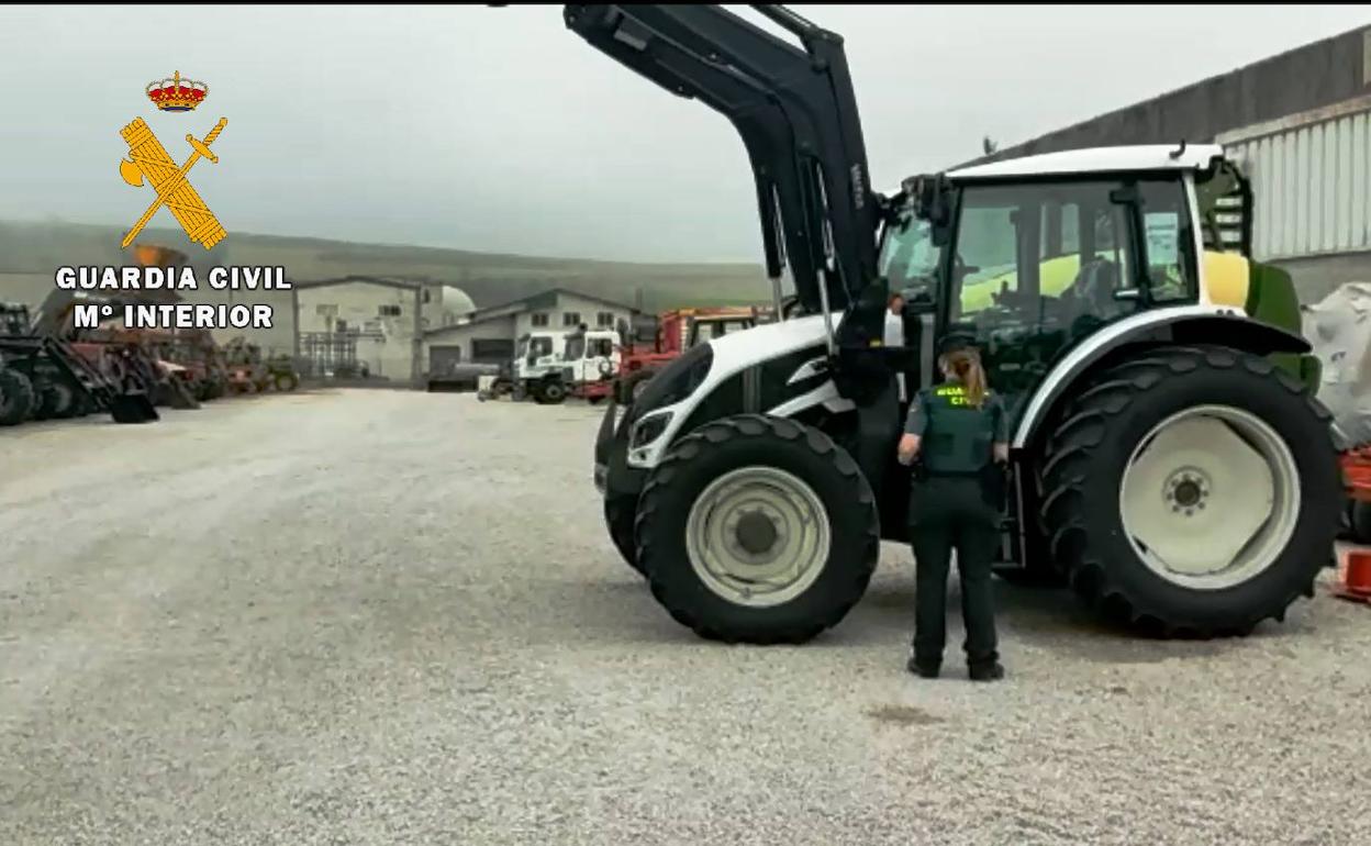 Investigado un «famoso estafador» de Cantabria por la compra fraudulenta de dos tractores en Asturias