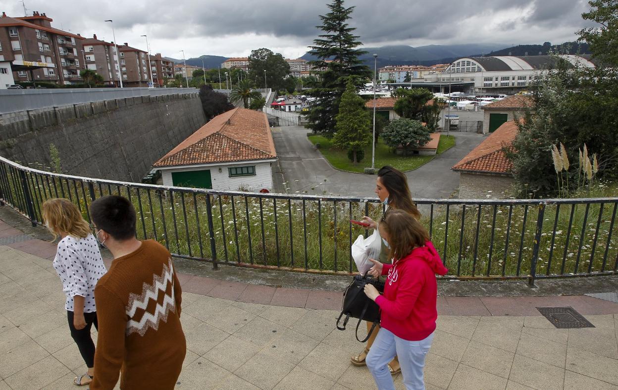 Dos mujeres caminan frente a la parcela del Ferial de Ganados