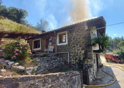 Imagen secundaria 1 - Una vivienda de Lon queda totalmente calcinada en un incendio