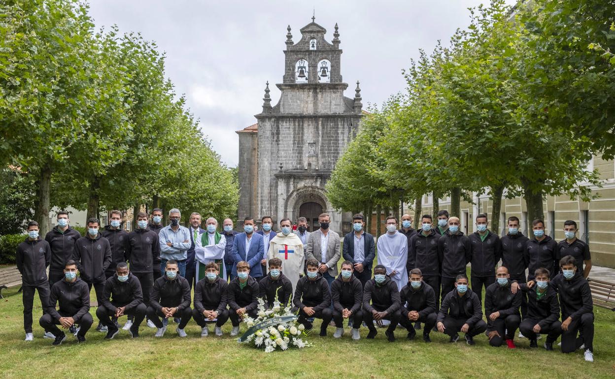 La plantilla del Racing, excepto Villapalos y Harper, junto al cuerpo técnico y varios directivos del club además de Hilario Obregón, párroco de Liéganes y Vicente Basterra, prior del Santuario.