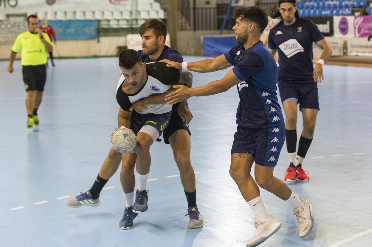 Pla controla el balón ante la oposición de dos rivales del Villa de Aranda. 