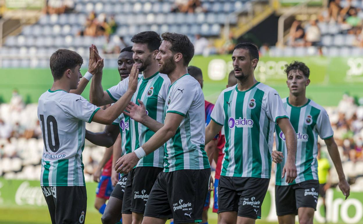 Pablo Torre, Satrústegui, Fausto Tienza y Soko celebran el primer gol del Racing ante el Numancia en los Campos de Sport de El Sardinero