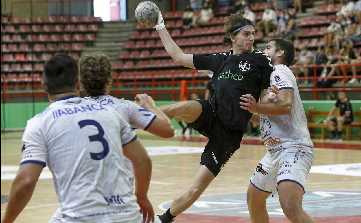 Nico Colunga, del Bathco Torrelavega, arma el brazo frente a la meta gallega