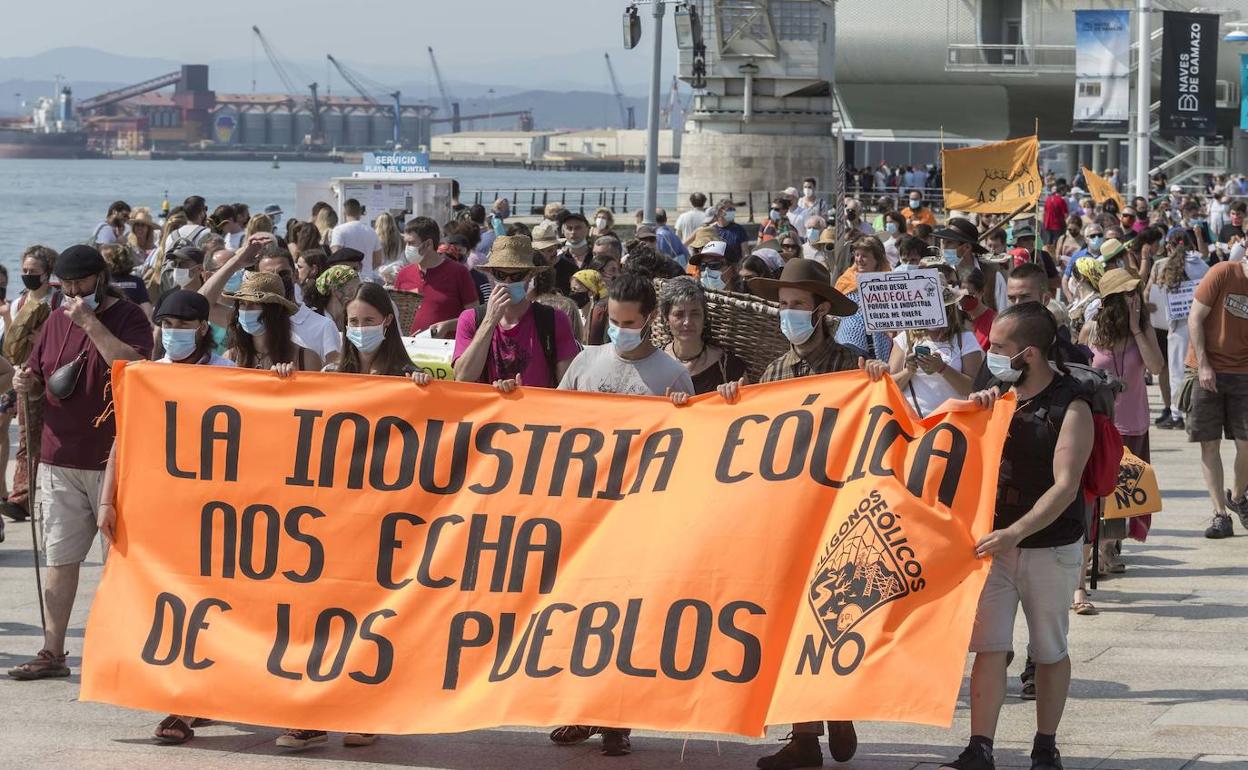 El interior de Cantabria lleva a las calles de la capital su protesta contra los eólicos