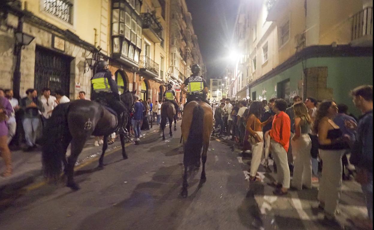 La Policía a caballo dispersando un 'tapón' de gente en Daoiz y Velarde pasadas las 03.00.