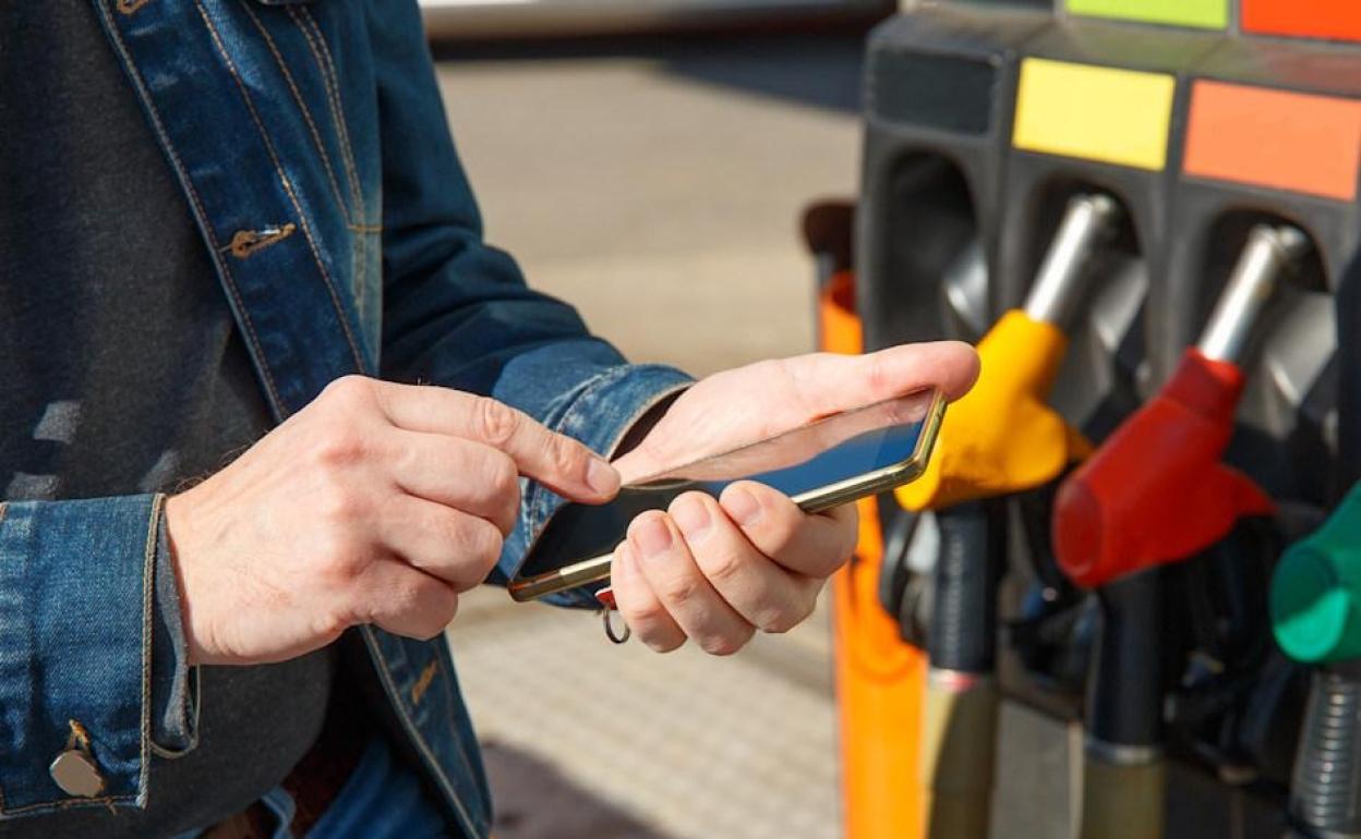 Búsqueda en el móvil para localizar el mejor precio/gasolinera.